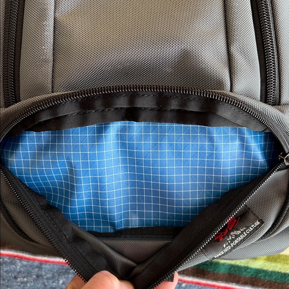 Tom Bihn travel or everyday Gray Backpack, adjustable straps with chest clip - Picture 3 of 10